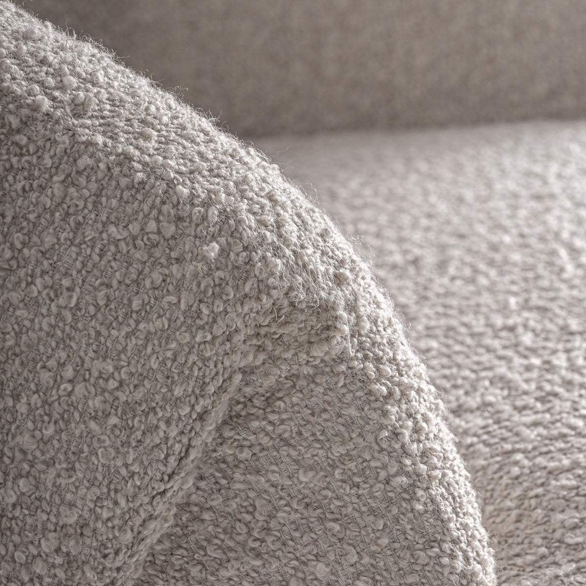 Sillón tapizado beige y olmo Es Caló