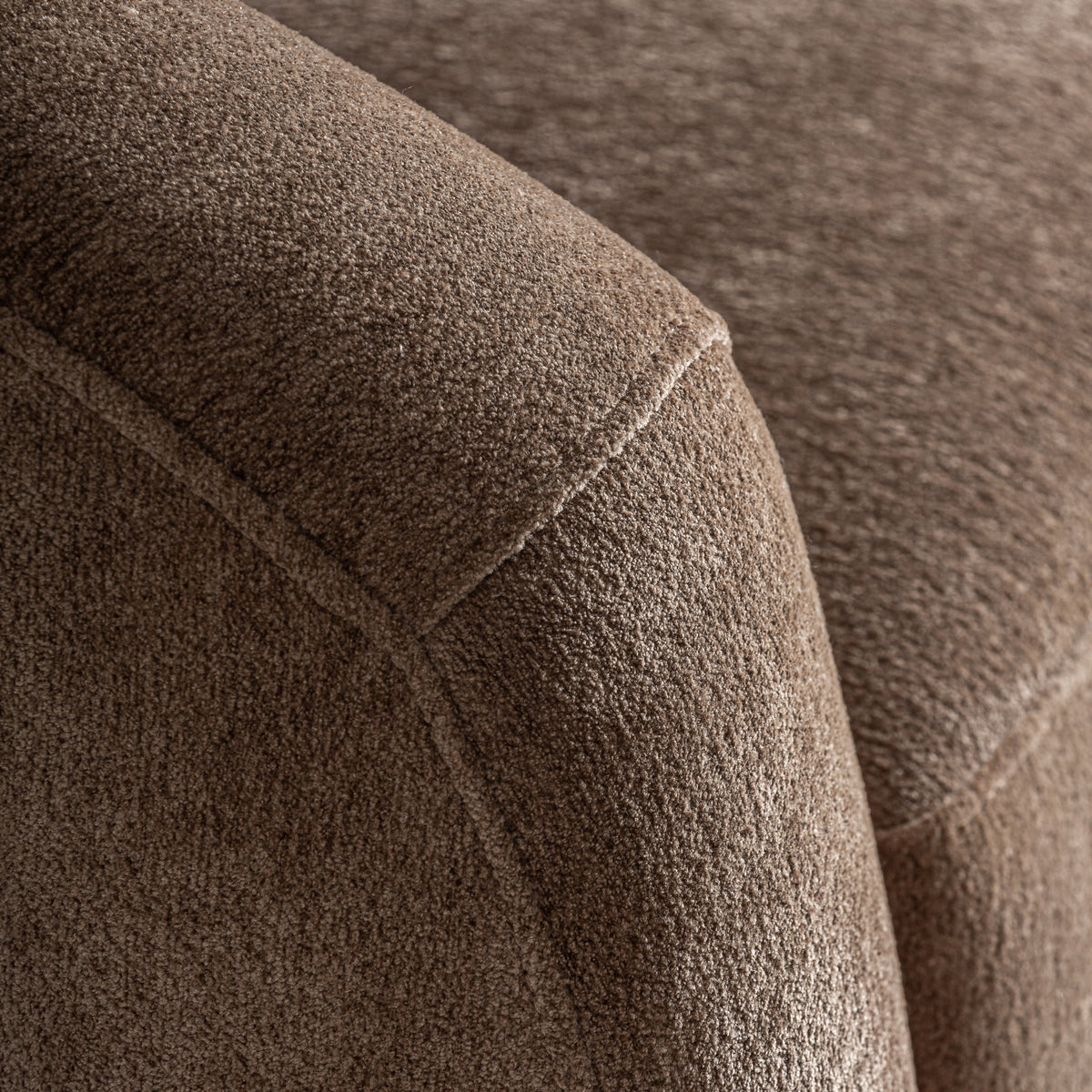 Sillón tapizado marrón con estructura de roble Dorgali
