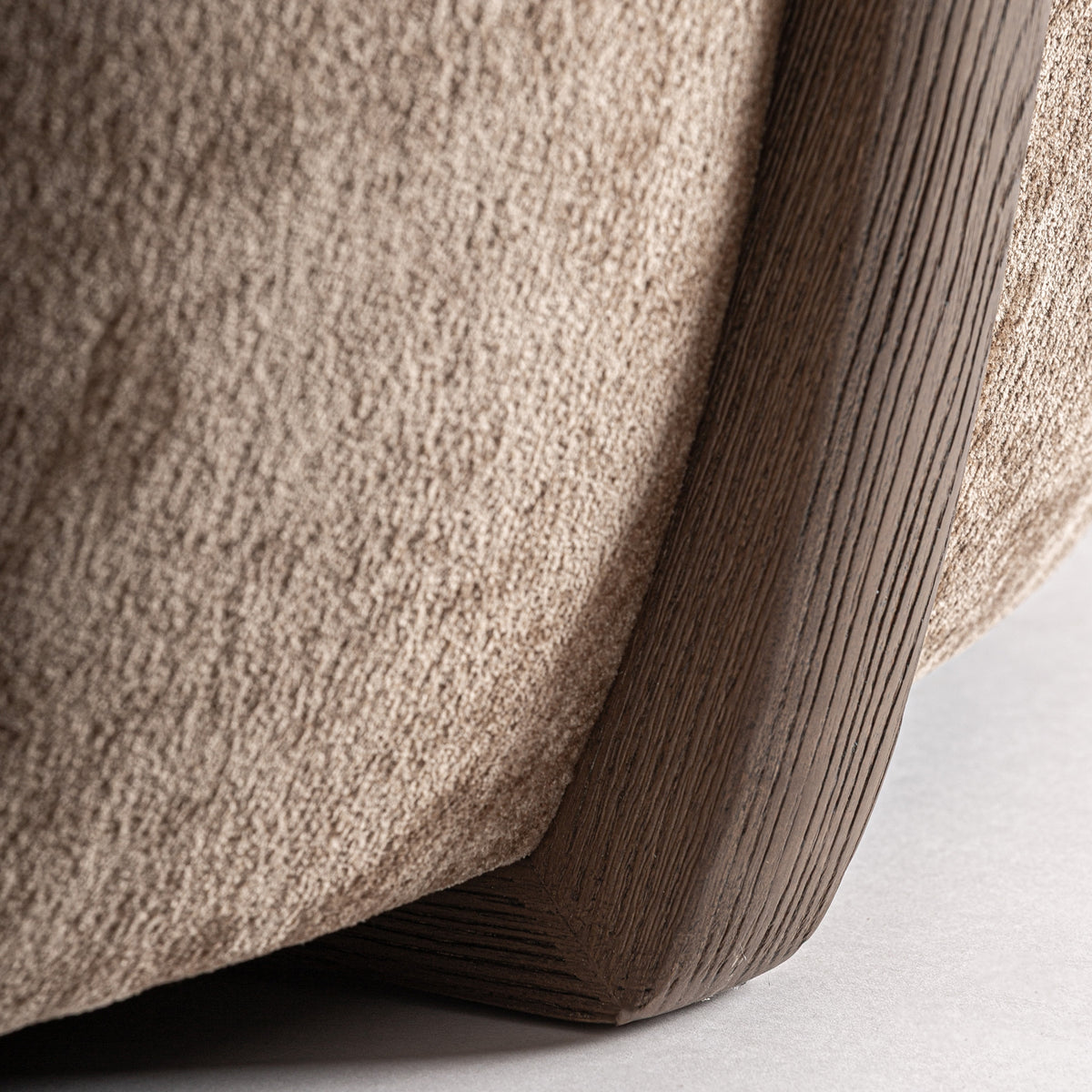 Sillón tapizado marrón con estructura de roble Dorgali