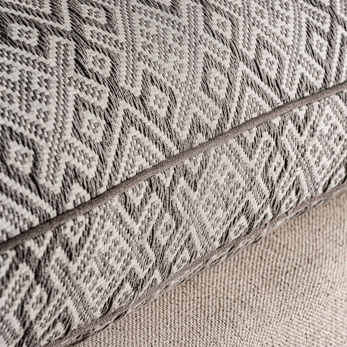 Sofá banqueta tapizado beige Es Puig