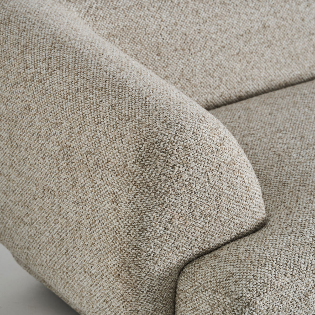 Sofá tapizado beige con estructura de alerce Posada