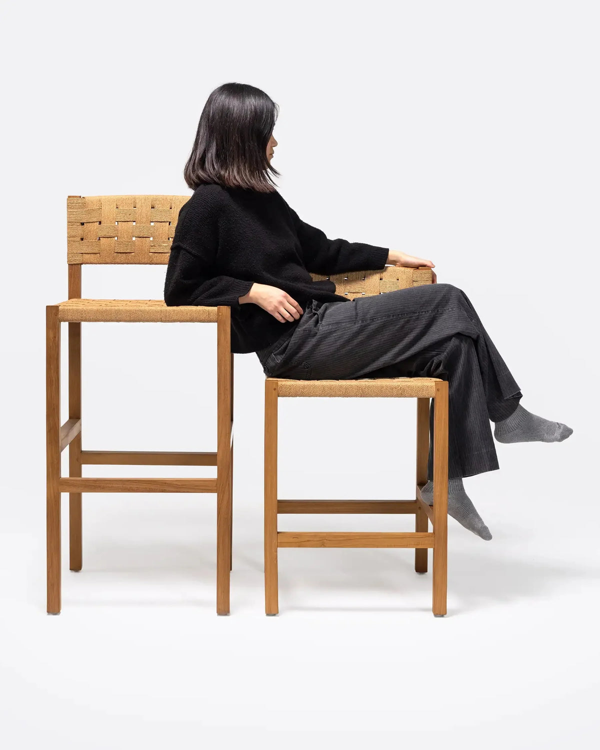 Taburete alto de teca y cuerda de papel Cora