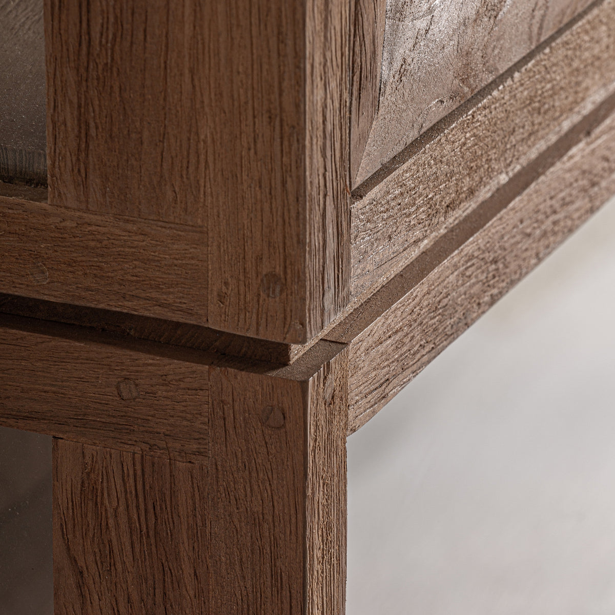 Vitrina modular de teca y vidrio Gradac