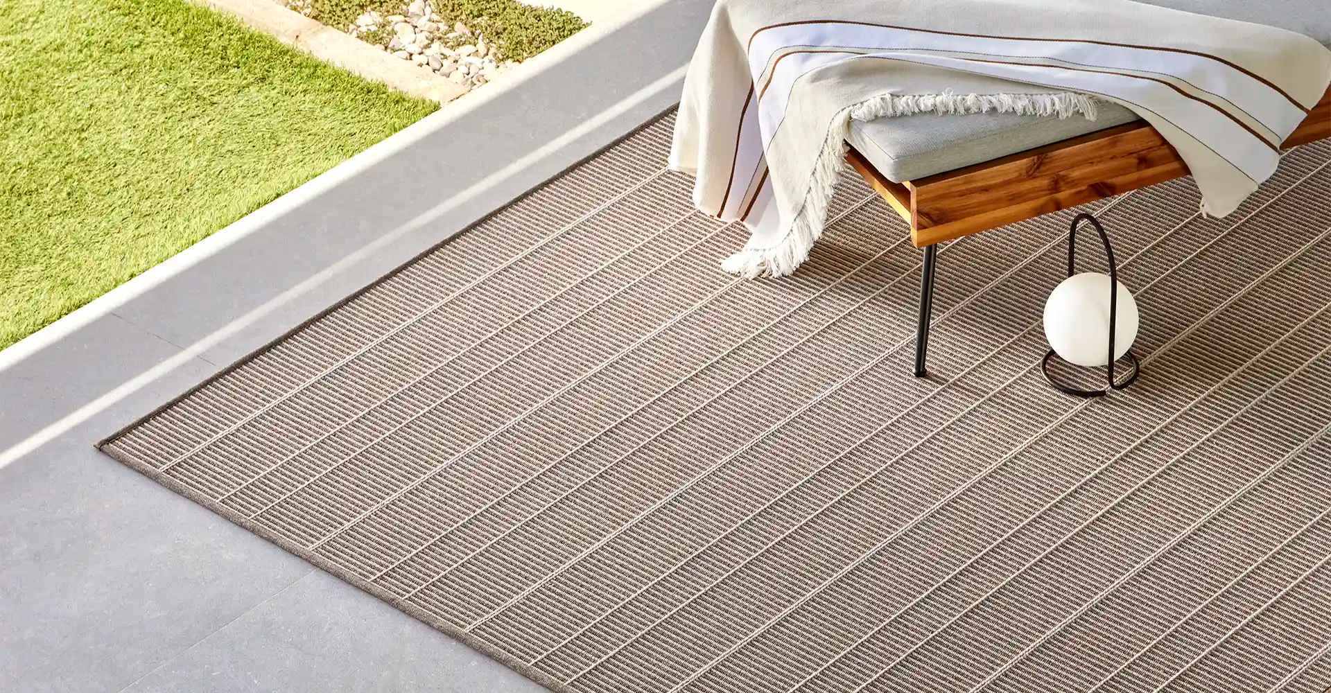 Alfombra Lyra de interior y exterior en un salón sereno - Pino & Jacaranda