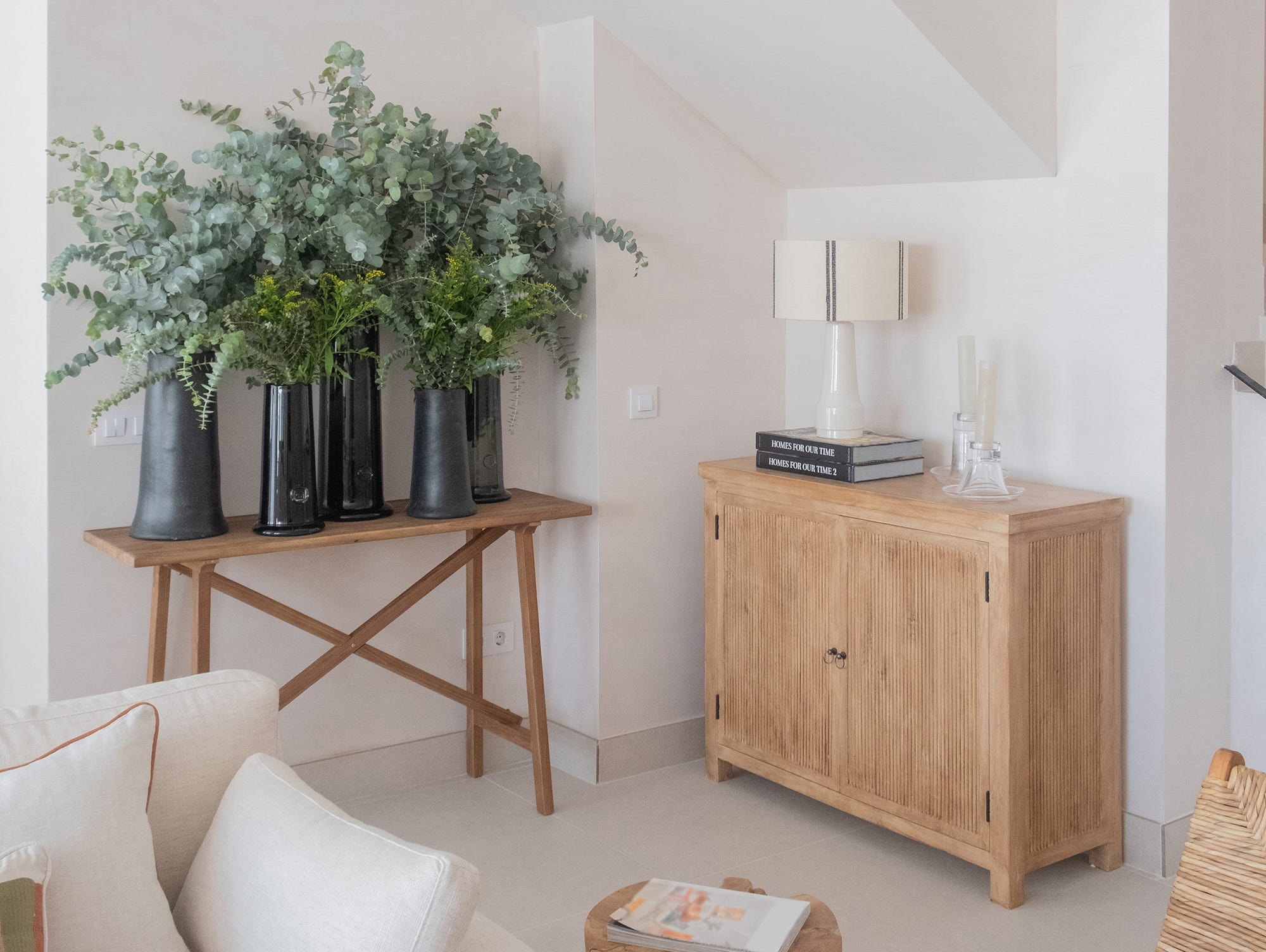 Aparador de madera de mango y consola de madera con lámpara de cerámica en un salón mediterráneo