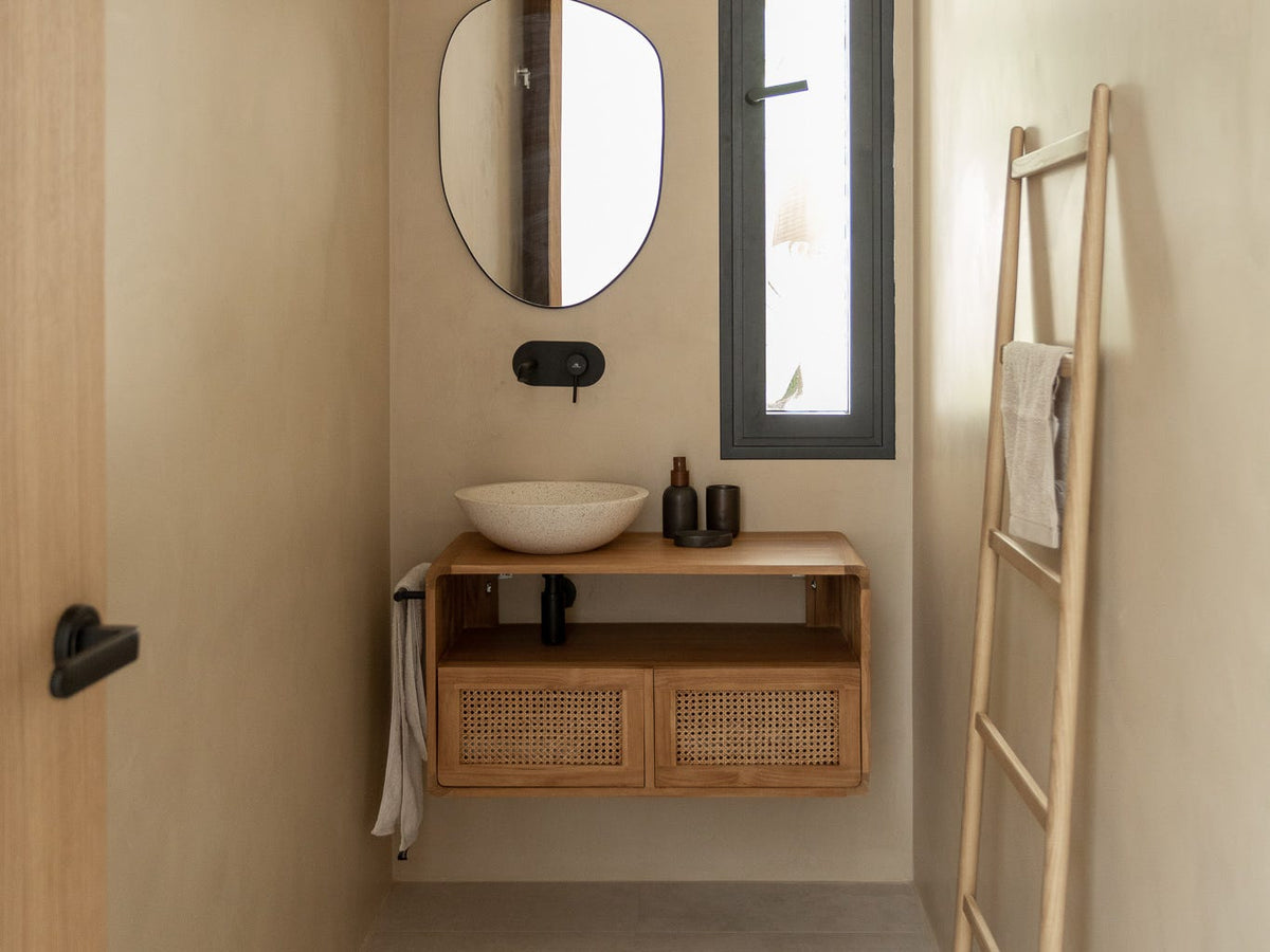 Baño de estilo mediterráneo con mueble bajolavabo de madera y ratán