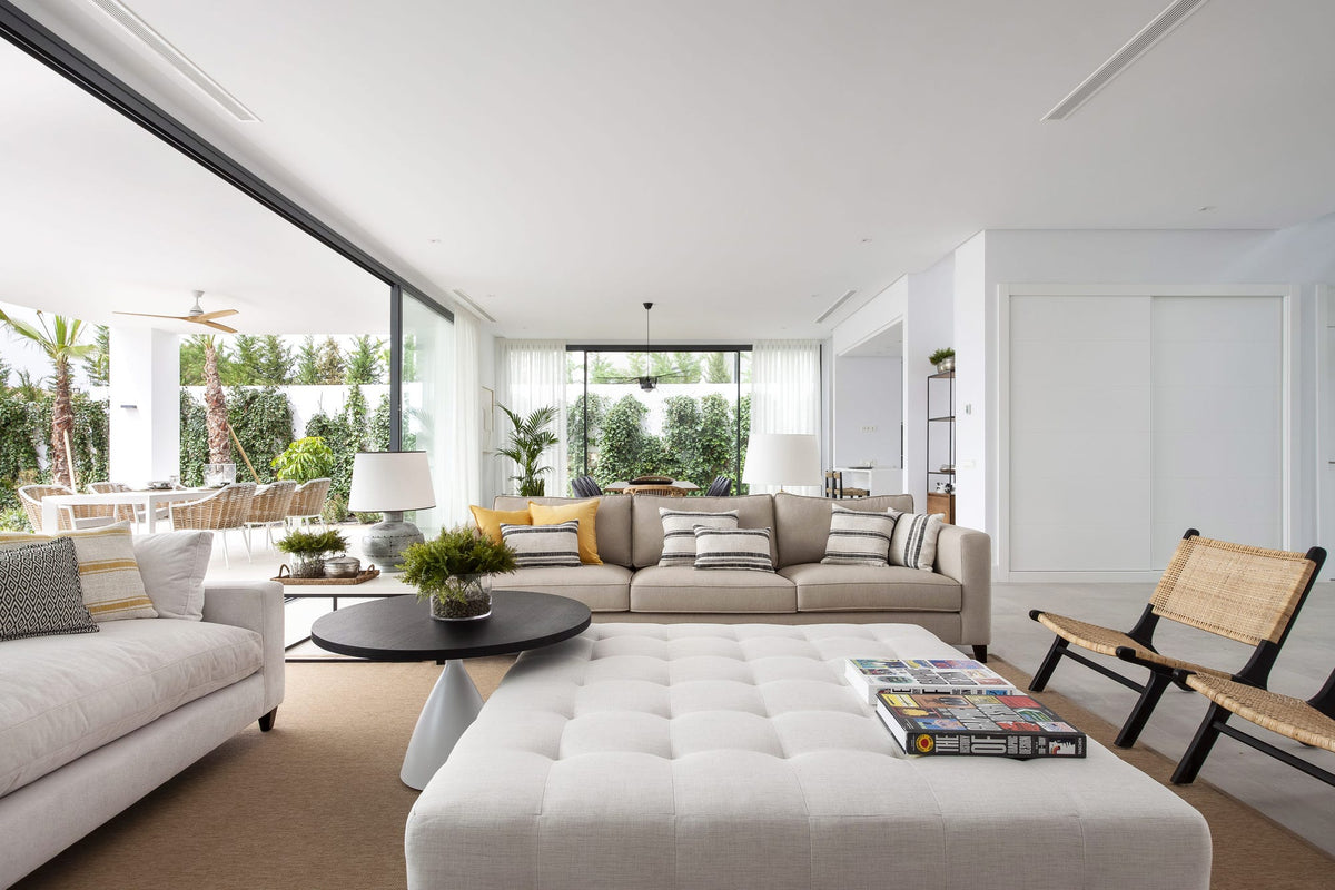 Salón de estilo mediterráneo abierto al porche en una villa de Marbella