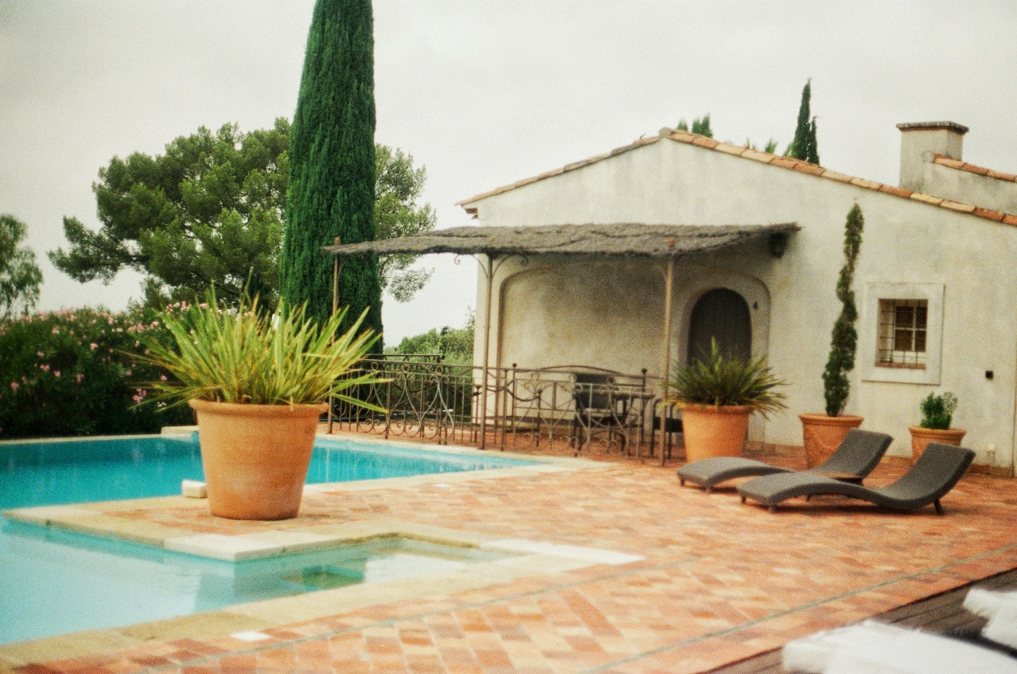 Casa mediterránea con piscina y terraza de barro - Pino & Jacaranda