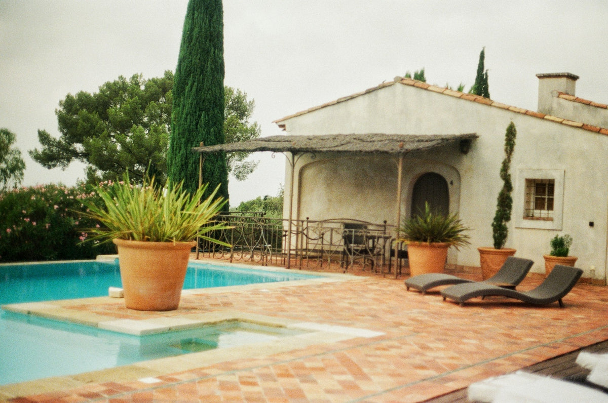 Casa mediterránea con piscina y terraza de barro - Pino & Jacaranda