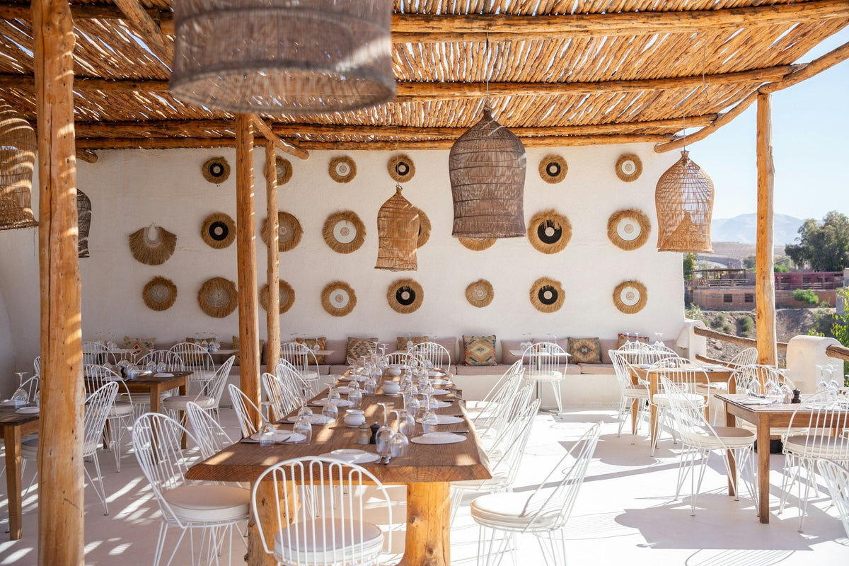 Restaurante mediterráneo con techo de cañizo y lámparas de fibras - Pino & Jacaranda