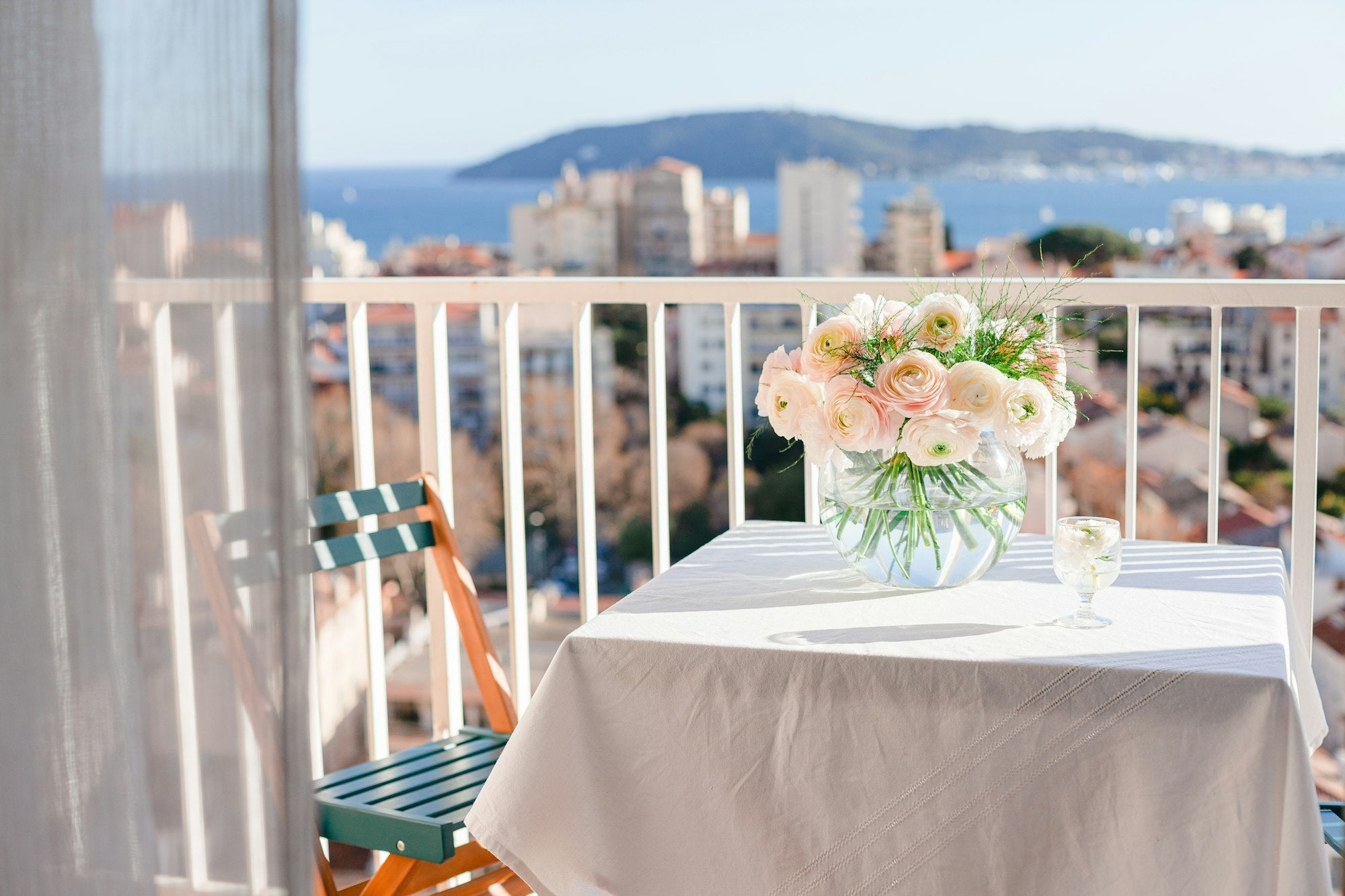 Mesa con flores en una terraza mediterránea frente al mar - Pino & Jacaranda