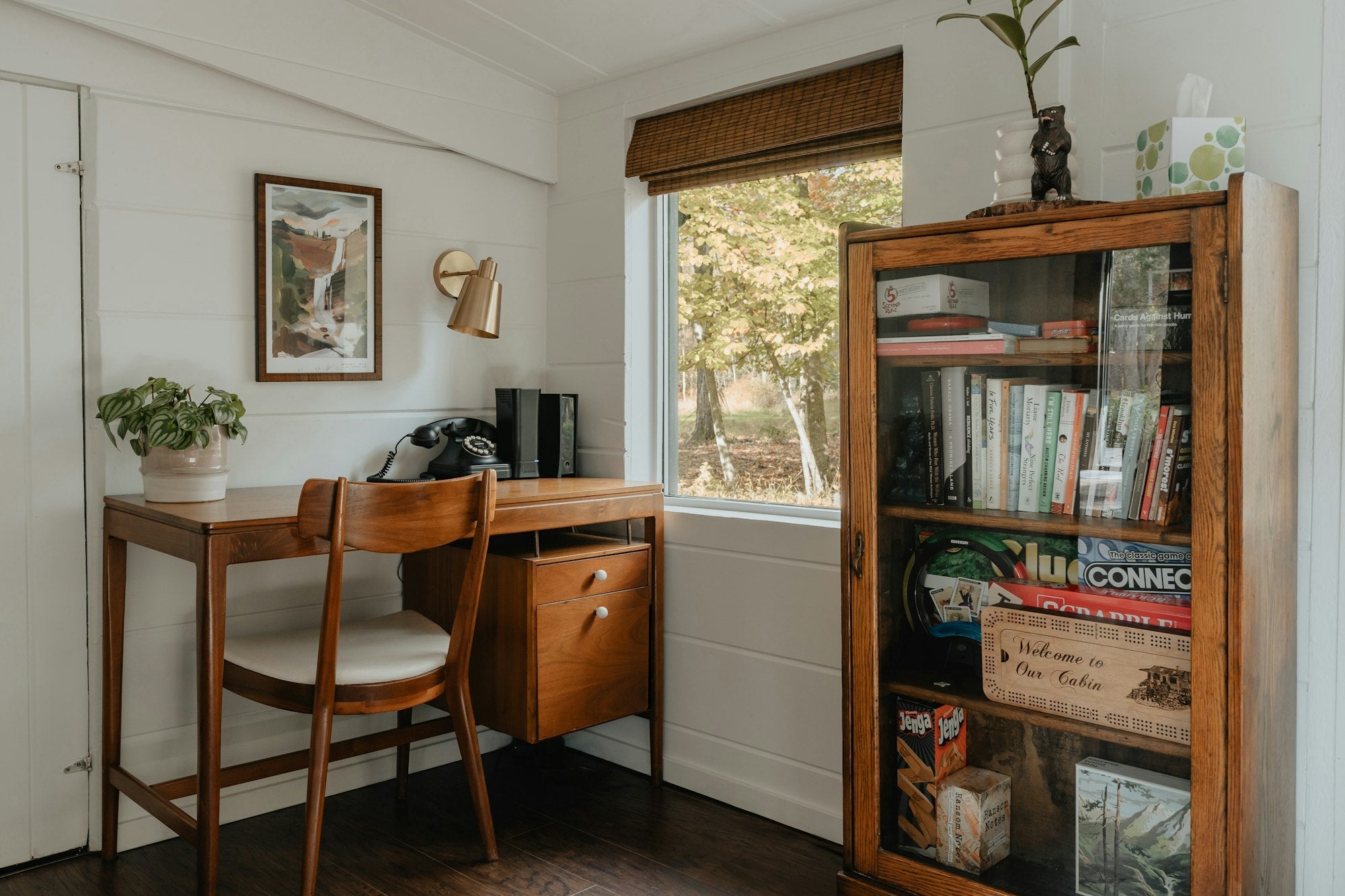 Rincón de trabajo en casa con escritorio de madera y luz natural - Pino & Jacaranda