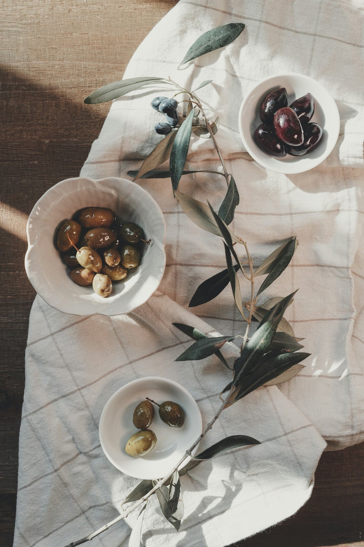 Mesa de otoño mediterránea con aceitunas y ramas de olivo - Pino & Jacaranda