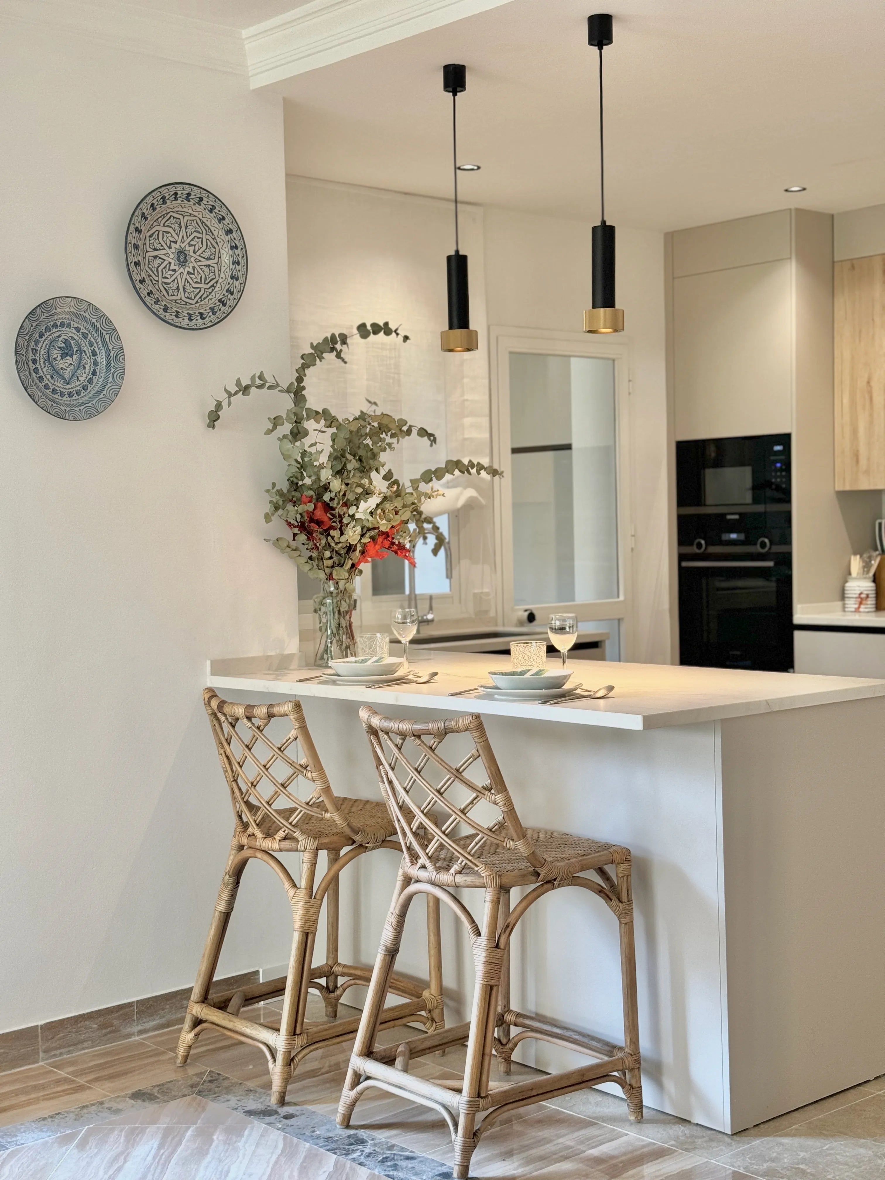 Cocina con isla diseñada por Pino & Jacaranda en Marbella - Pino & Jacaranda