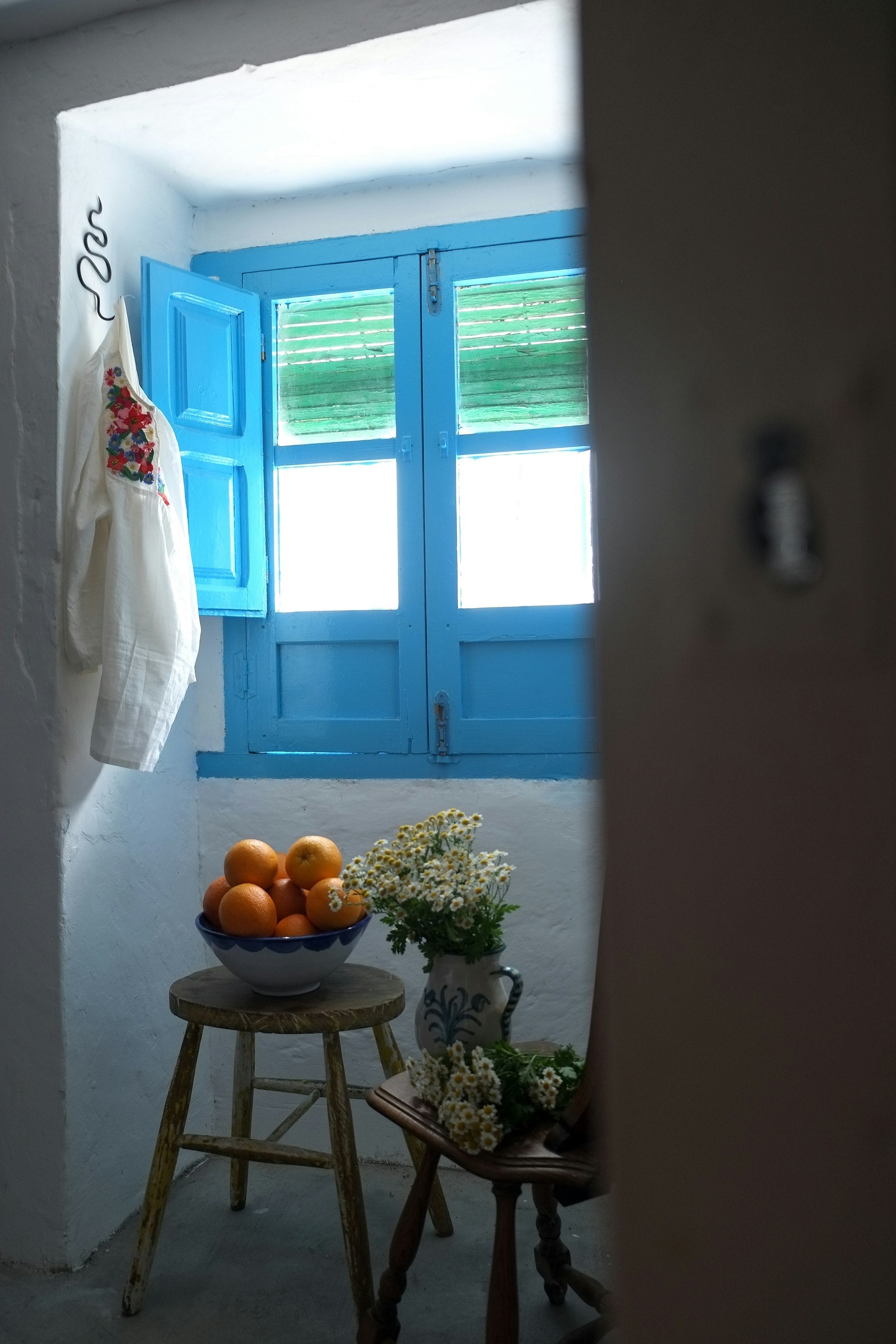 Rincón mediterráneo encalado con contraventanas azules y naranjas - Pino & Jacaranda