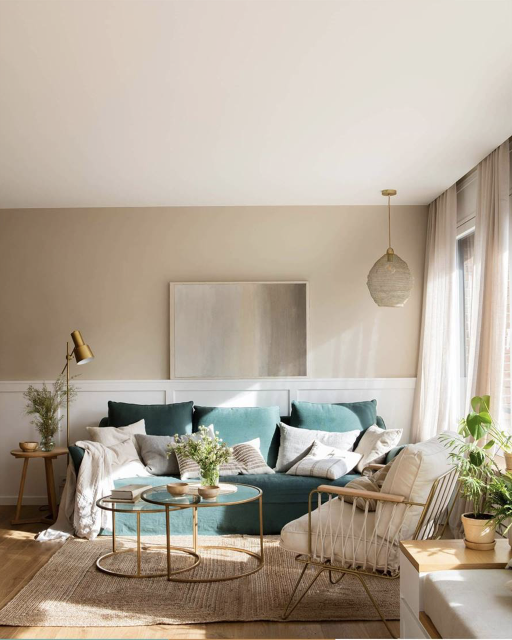 Salón en tonos claros con zócalo alto de madera y sofá azul - Pino & Jacaranda