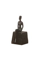Figura Hombre Sentado Estaño – Pino & Jacaranda