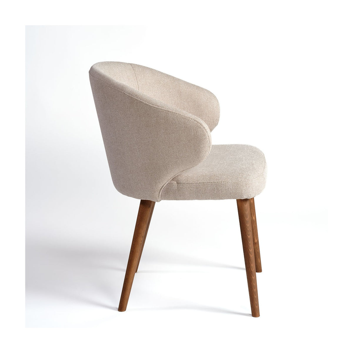 Silla tapizada beige piedra y madera natural Halki
