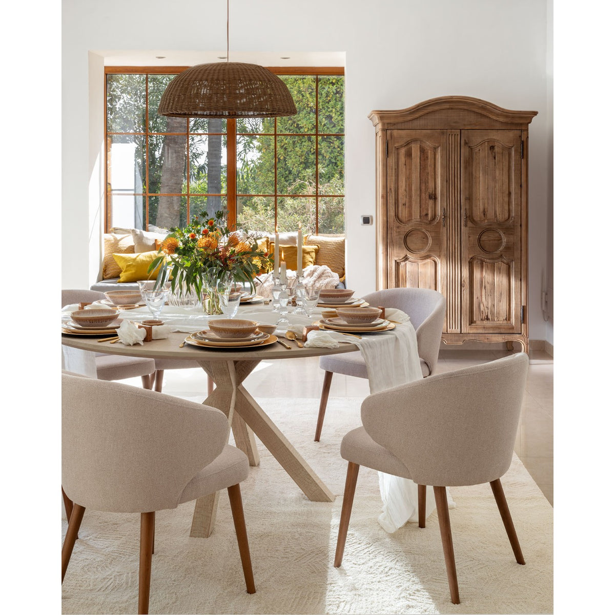 Silla tapizada beige piedra y madera natural Halki