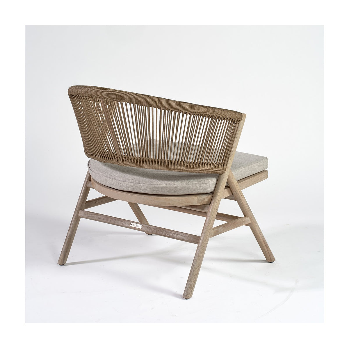 Sillón bajo de teca blanqueada y cuerda camel Kimolos