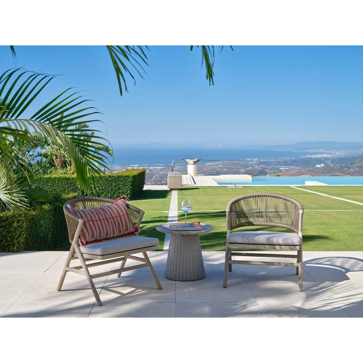 Sillón bajo de teca blanqueada y cuerda camel Kimolos