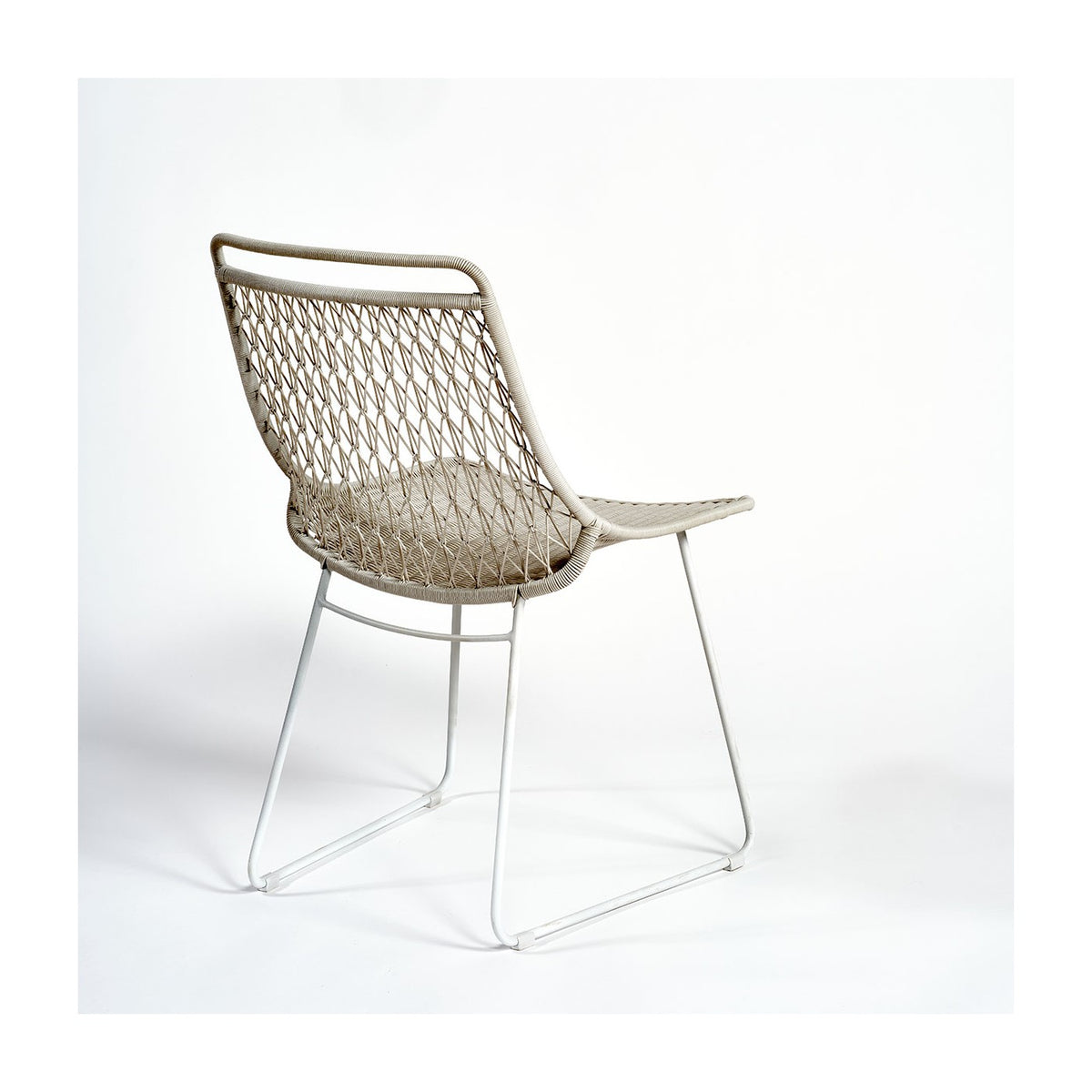 Silla de exterior de resina y metal gris piedra Sitia