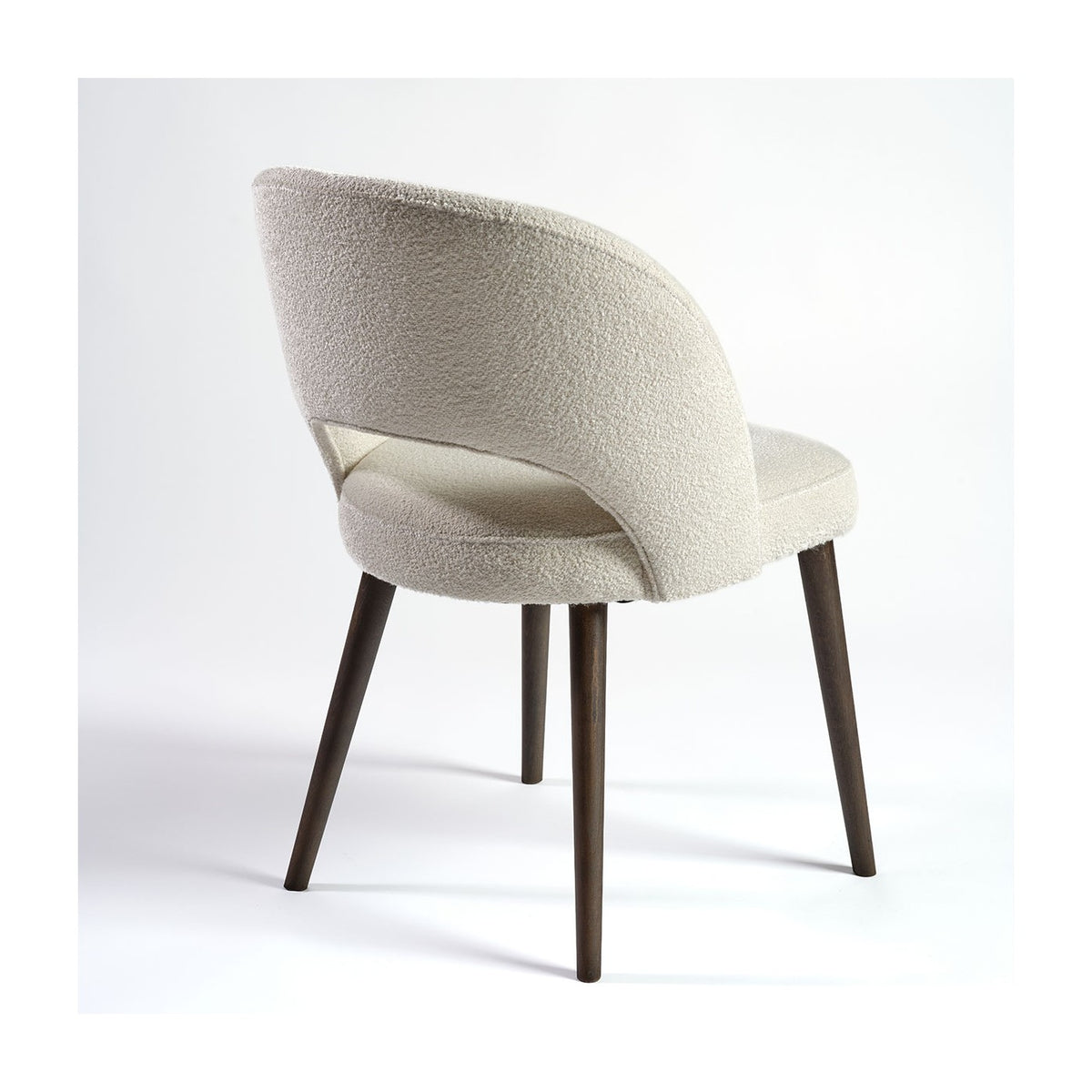 Silla tapizada marfil y madera oscura Chora