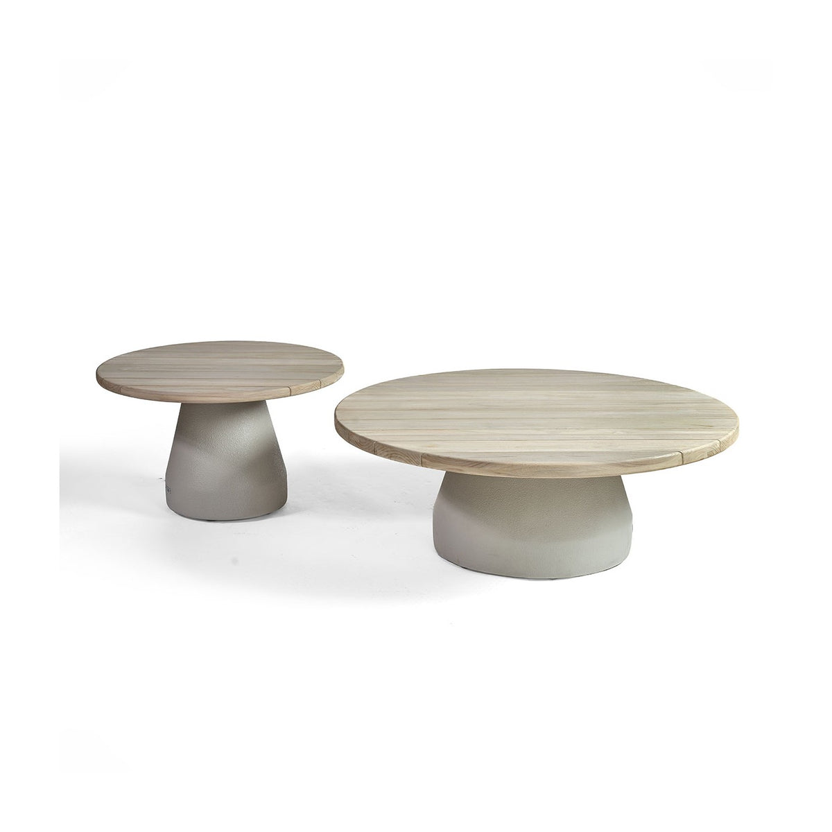 Mesa auxiliar de teca grisácea y base cemento blanco Cofete