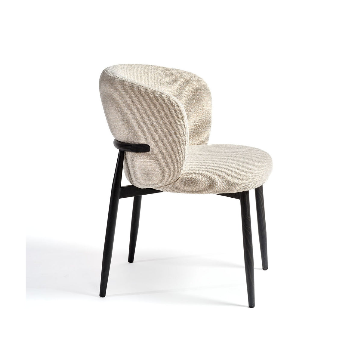 Silla tapizada beige claro de respaldo envolvente Tamariu