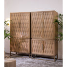 Armario de roble natural con puertas en relieve Lourmarin