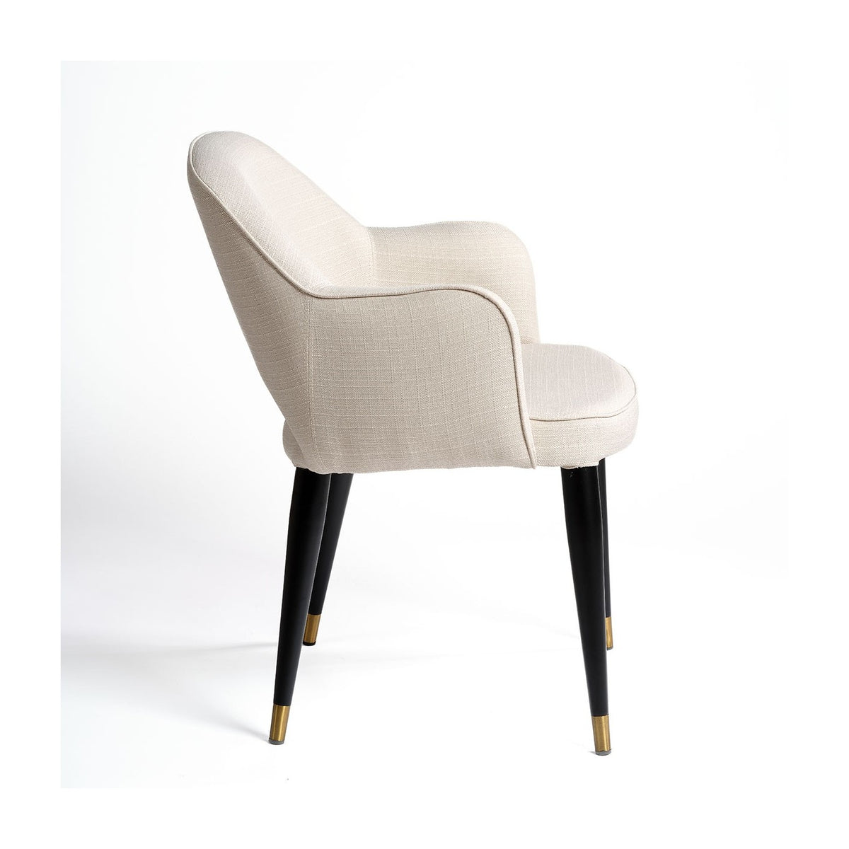 Sillón tapizado blanco roto con tapón dorado Funchal