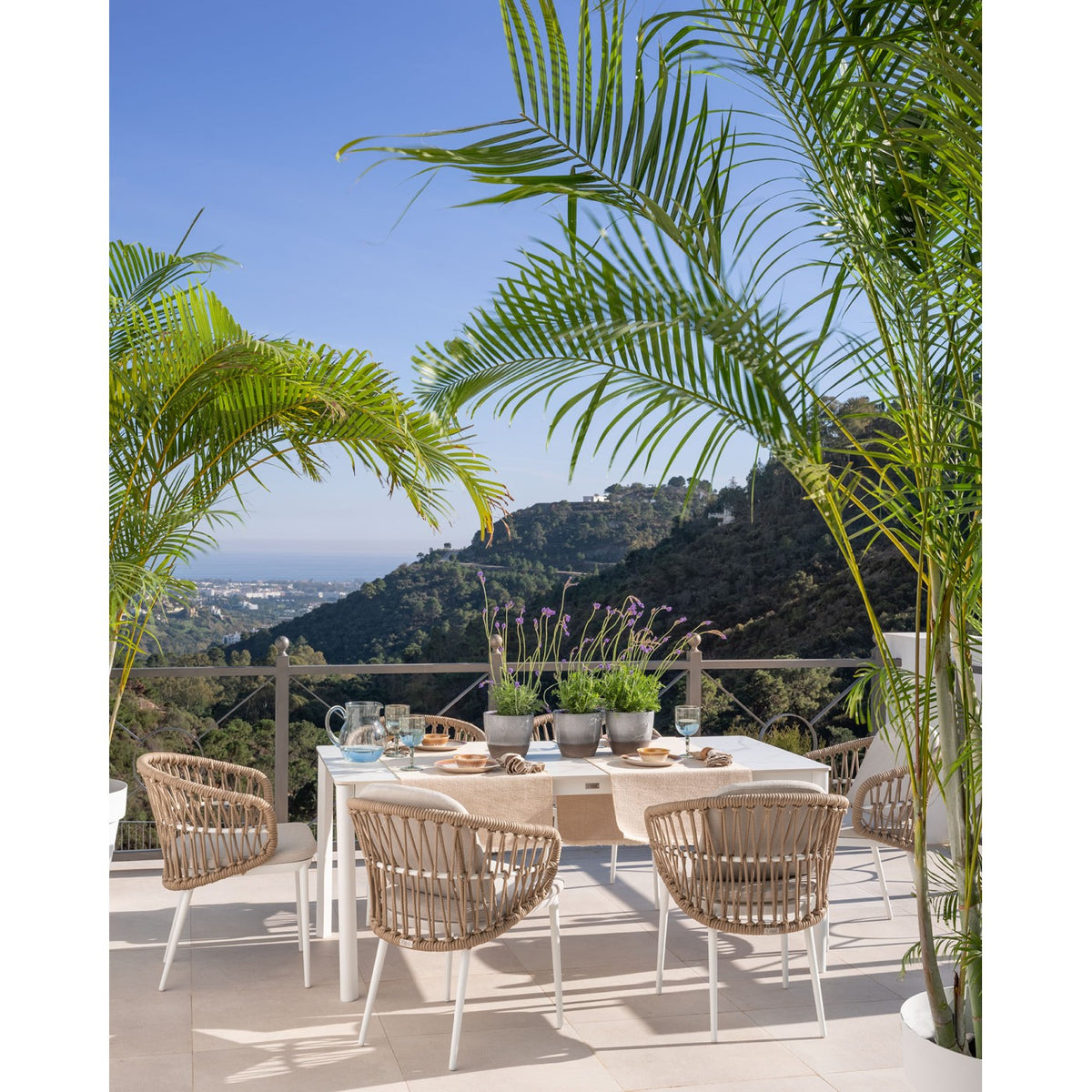 Mesa de comedor de exterior de aluminio blanco y piedra Cassis