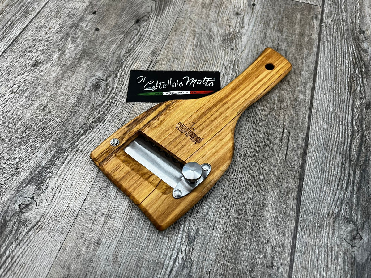 Cortatrufas Maglionero Iside de olivo con hoja dentada