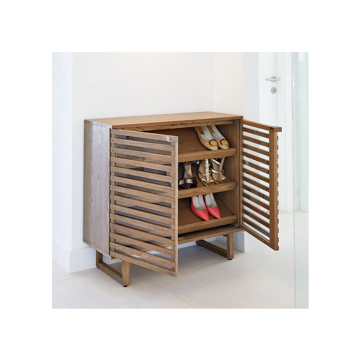 Zapatero de madera natural con puertas de palillería Carvoeiro