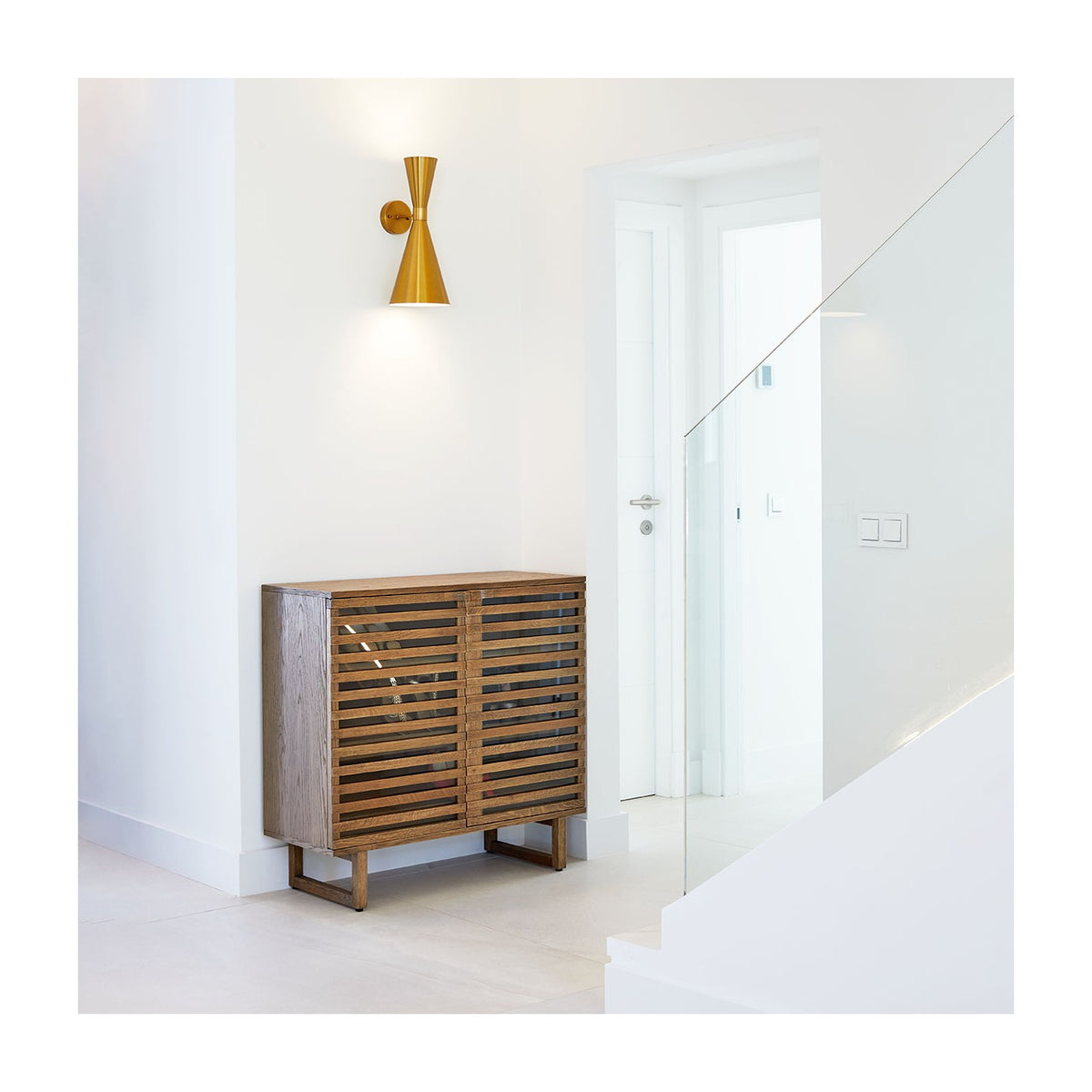 Zapatero de madera natural con puertas de palillería Carvoeiro