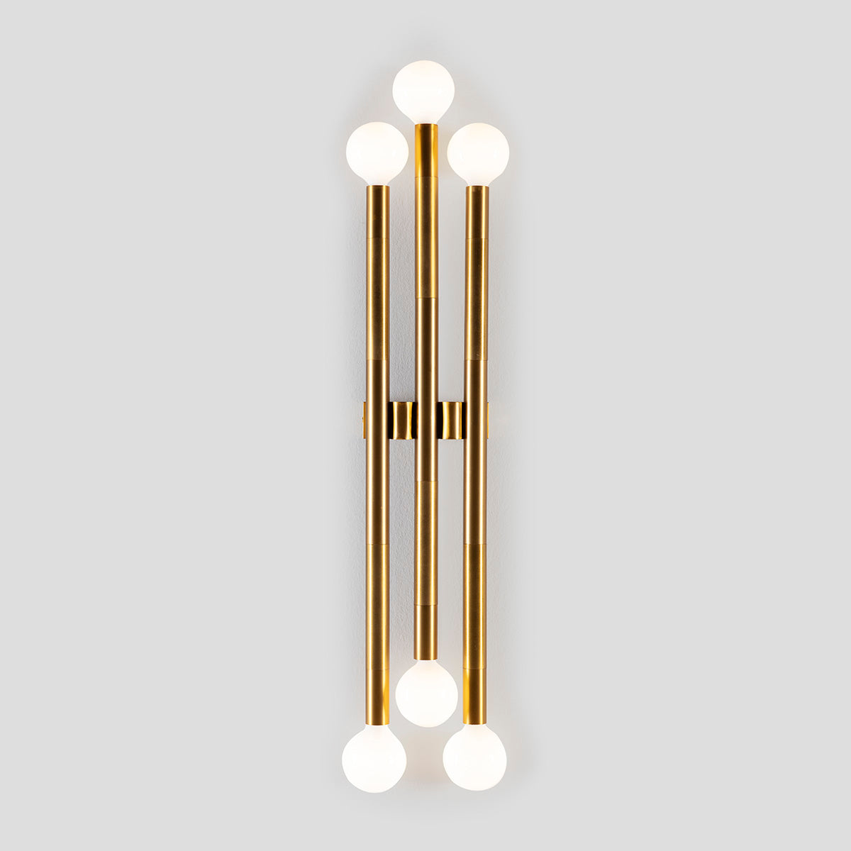 Aplique de pared de metal dorado Cetara