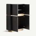 Armario de madera negra y cristal Ferreries