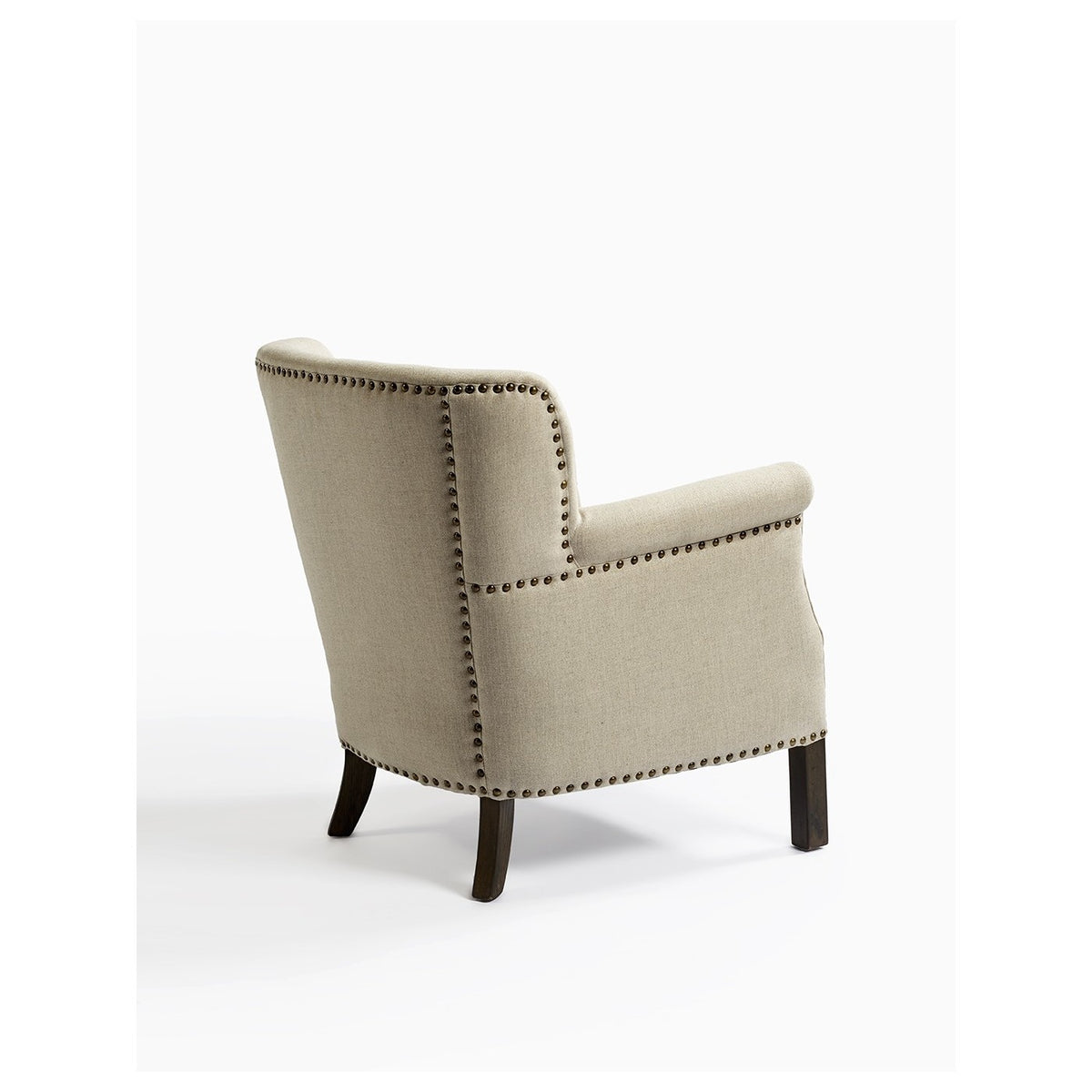 Sillón de lino beige con tachuelas Sayalonga