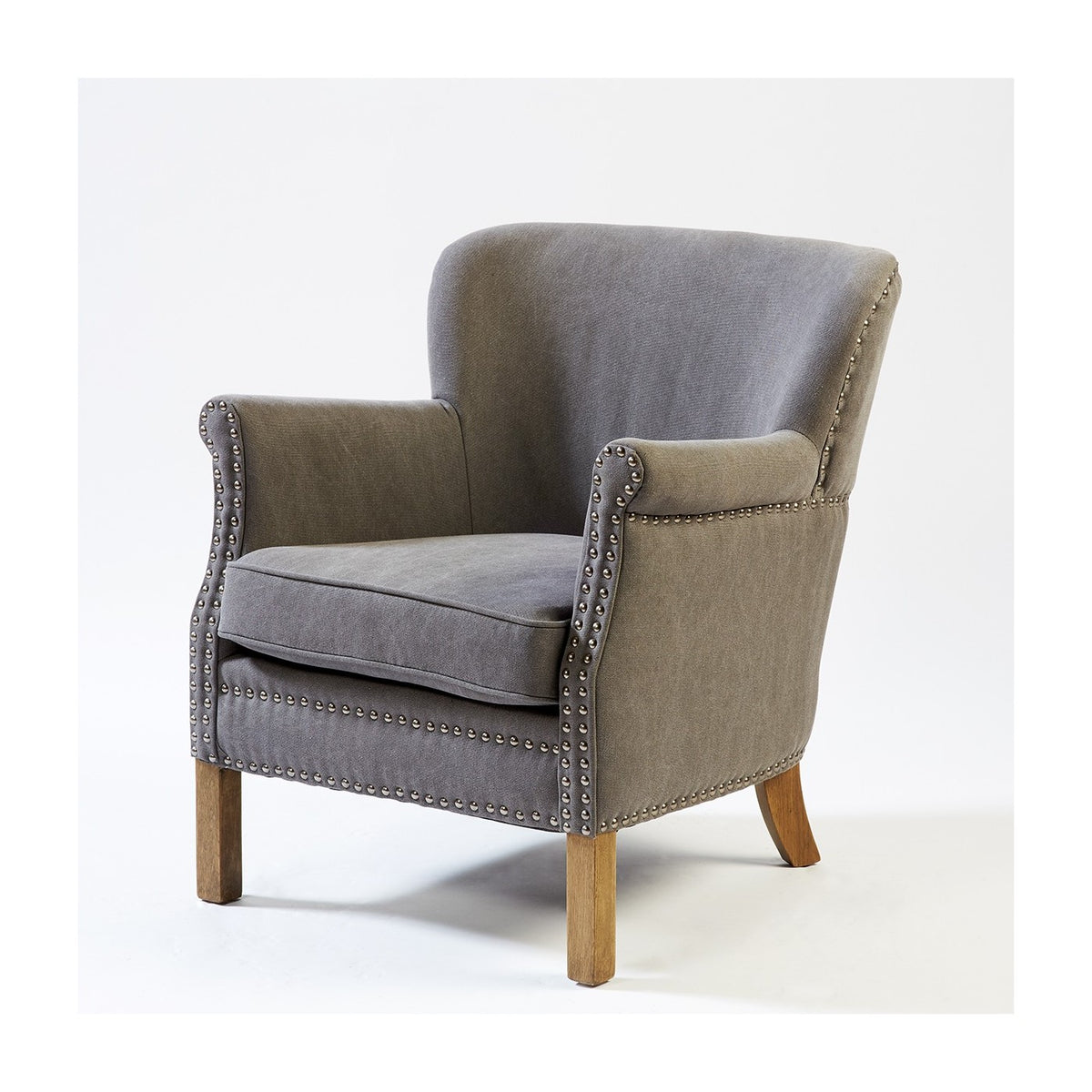 Sillón de lino gris con tachuelas plata Benahavís