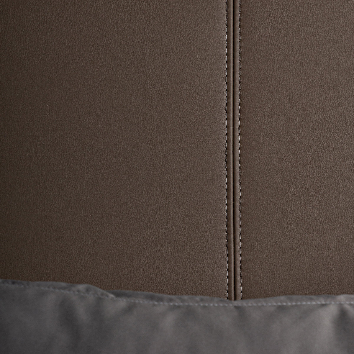 Cama de piel marrón Biniparratx
