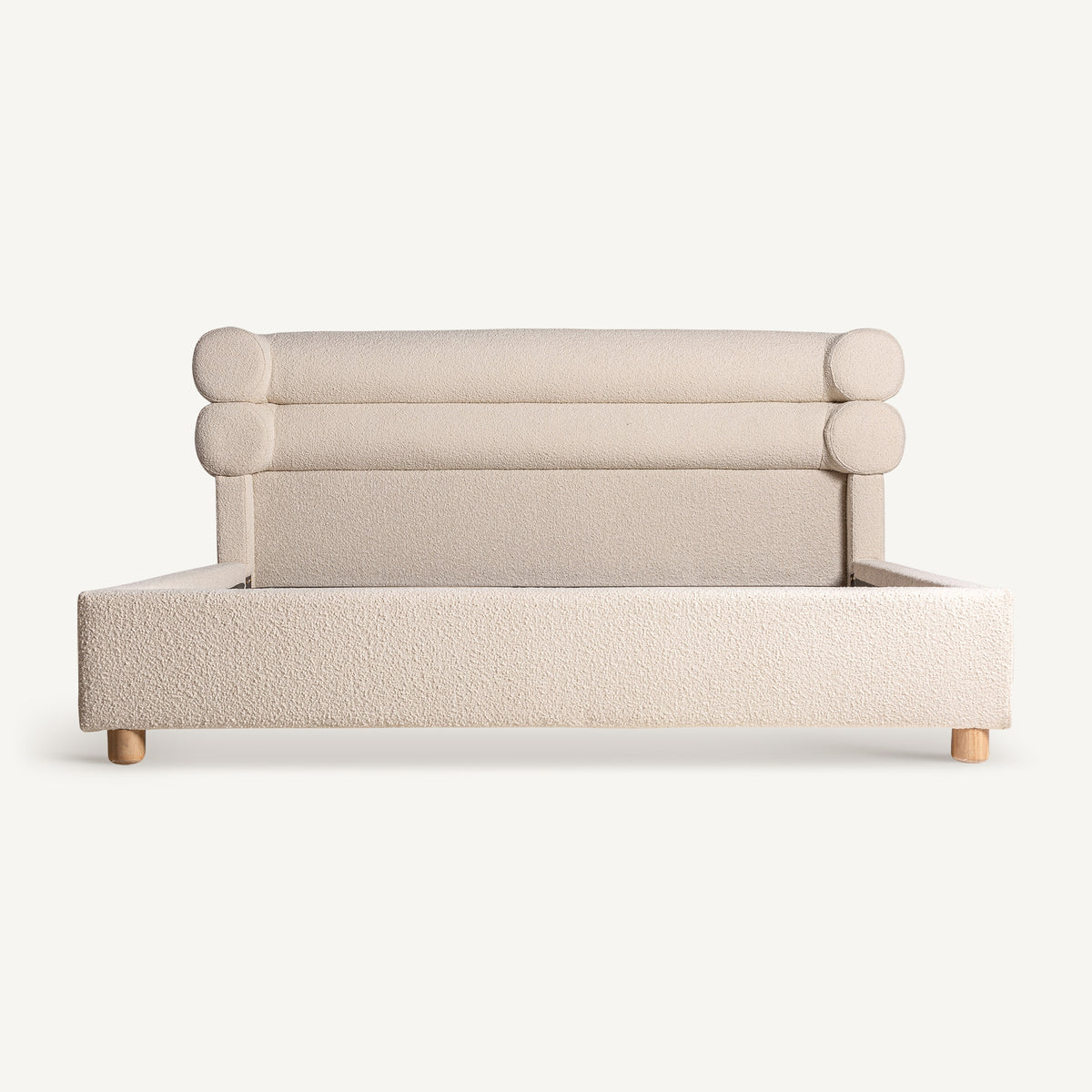 Cama de pino y bouclé Trebalúger