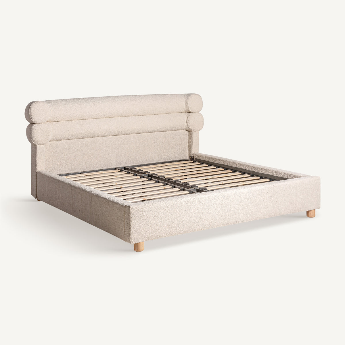 Cama de pino y bouclé Trebalúger