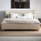 Cama de pino y bouclé Trebalúger