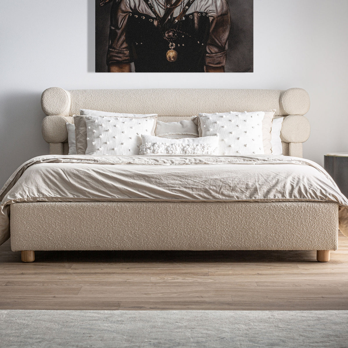 Cama de pino y bouclé Trebalúger