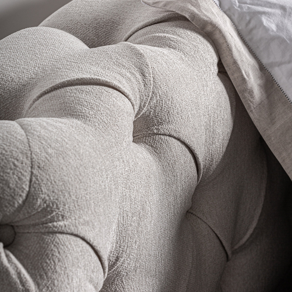 Cama tapizada beige Alcaufar