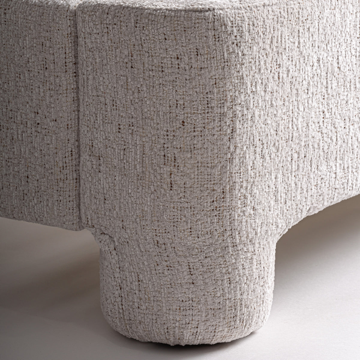 Cama tapizada beige Llucalcari
