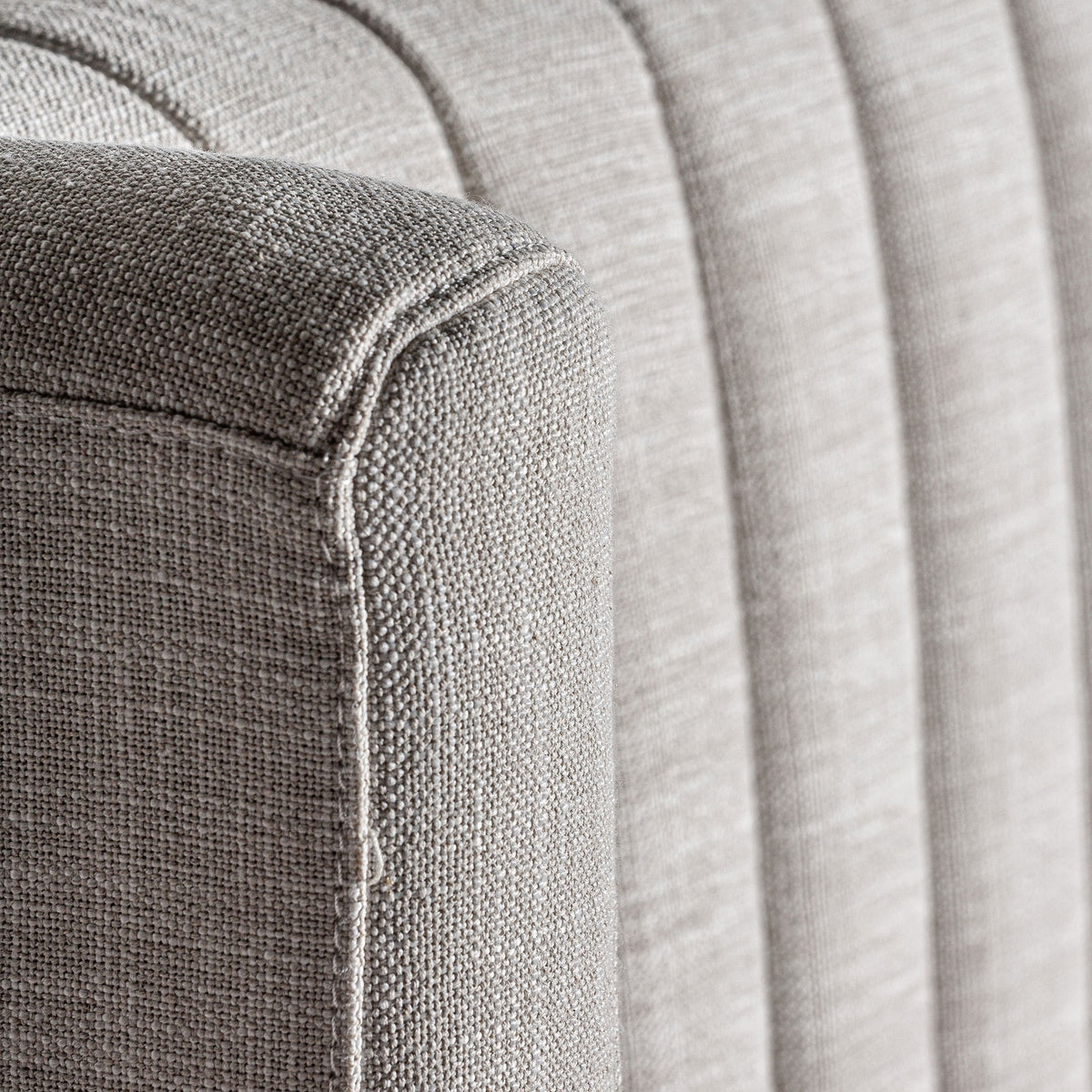 Cama tapizada gris Calobra