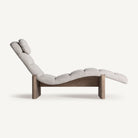 Chaise longue de olmo y tapizado beige Pregonda