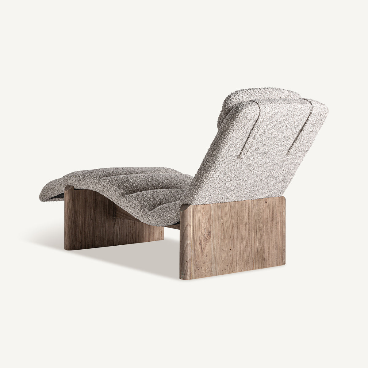 Chaise longue de olmo y tapizado beige Pregonda