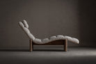 Chaise longue de olmo y tapizado beige Pregonda